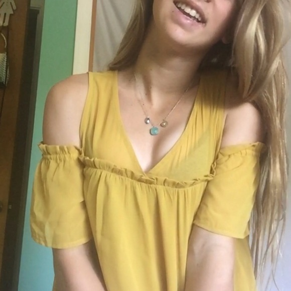 Yellow off the shoulder Abercrombie shirt - Picture 3 of 4